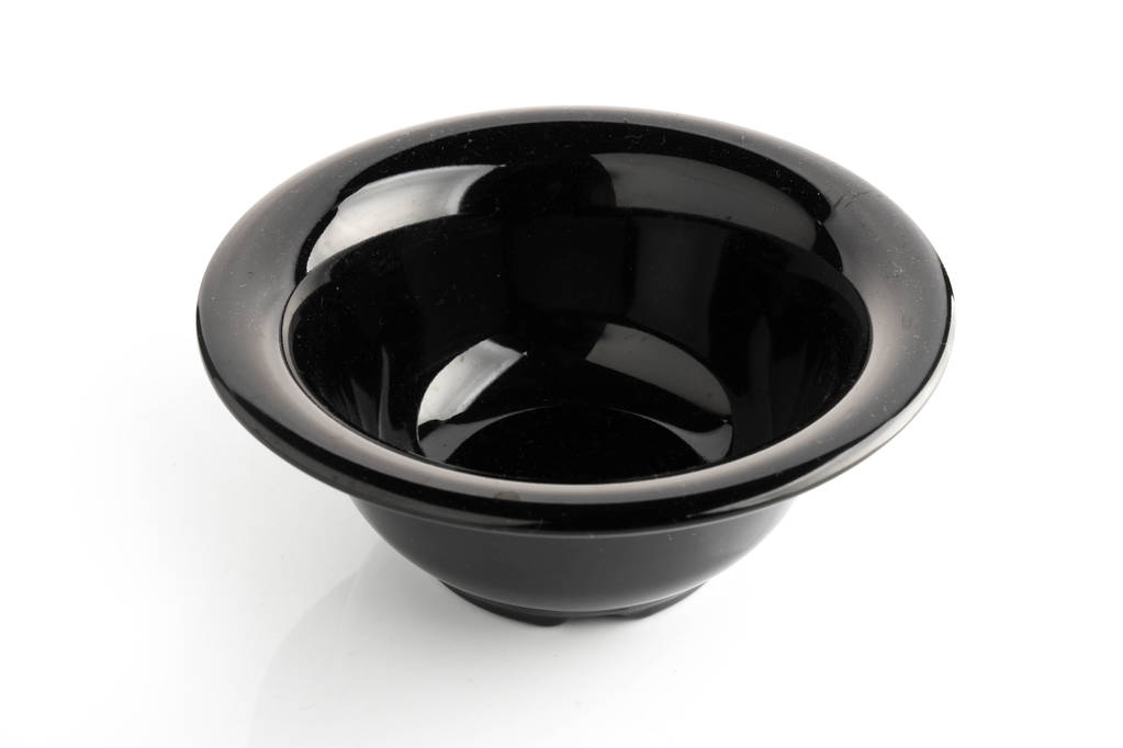 Черная чаша изолирована на белом
  - Фото, изображение