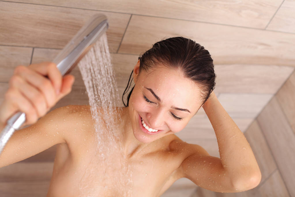 Genç beautyful kadın banyoda duş altında. - Fotoğraf, Görsel