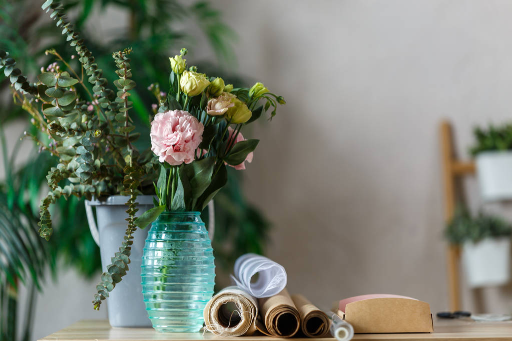 Obrázek z květinářství místnosti s vázou květin u stolu - Fotografie, Obrázek