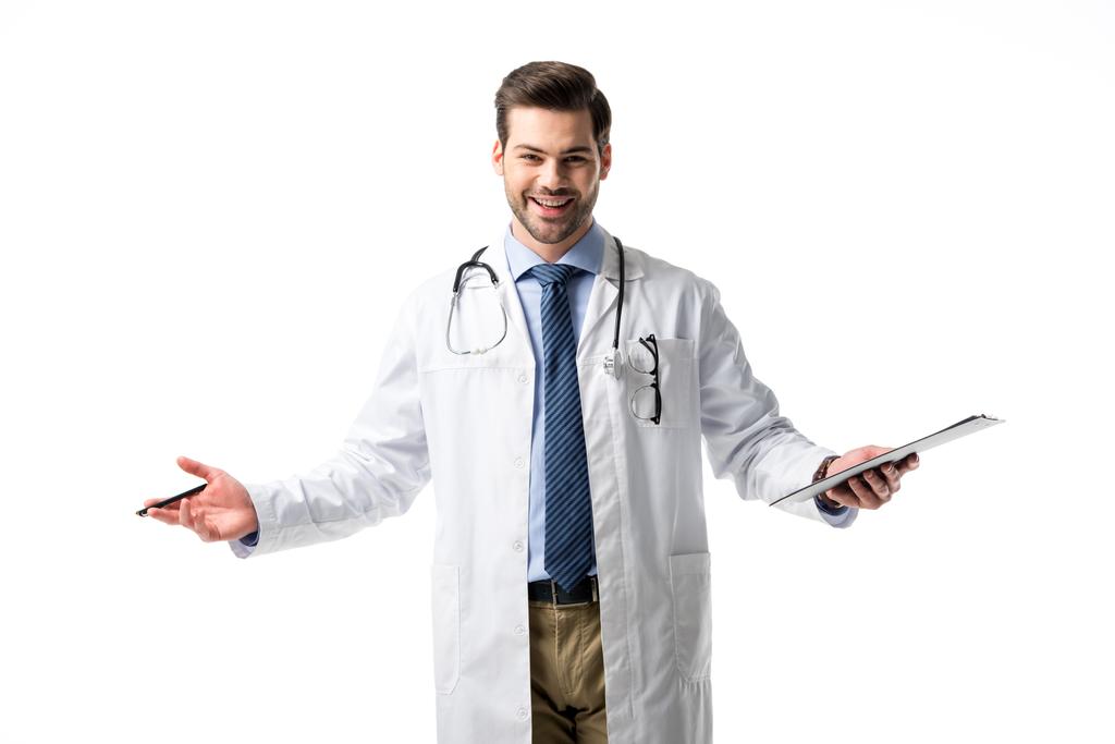 Улыбающийся доктор в белом халате со стетоскопом и держащий планшет изолированным на белом
 - Фото, изображение
