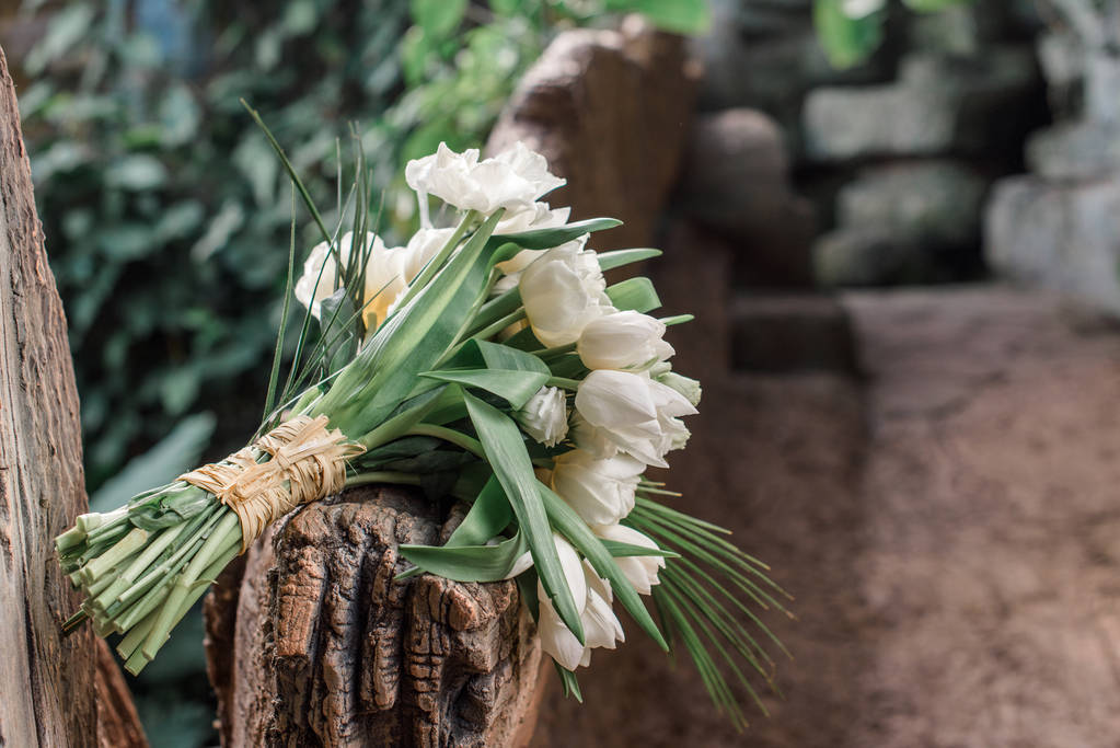 Photos et images de stock libres de droits de Bouquet De Mariage Avec Tulipes  Blanches Et