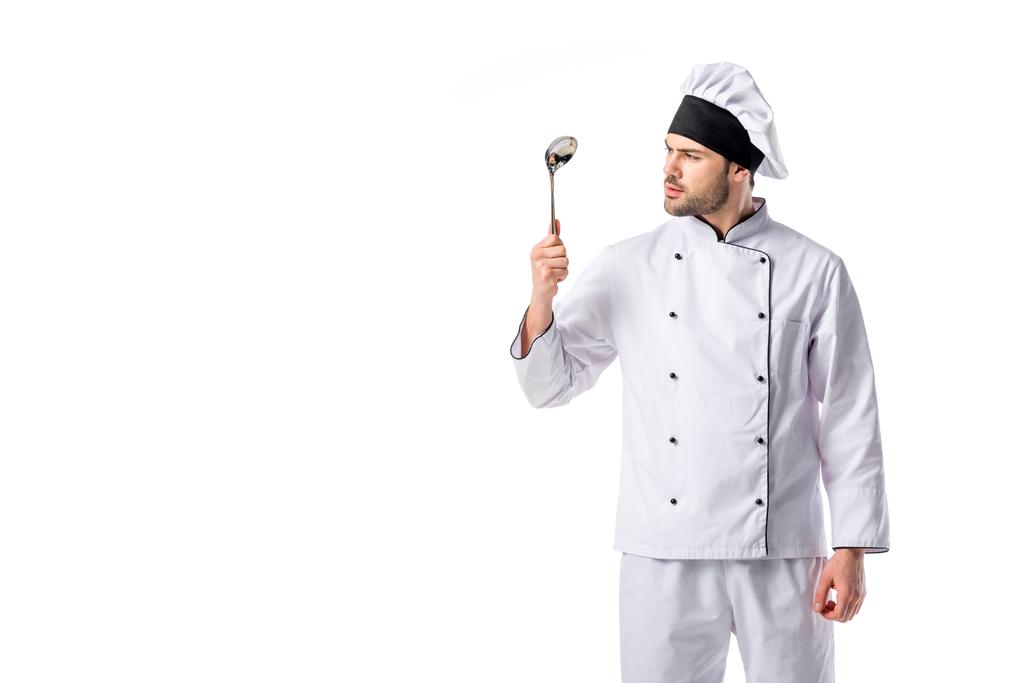 retrato de chef con cucharón de sopa en mano aislado en blanco
 - Foto, imagen