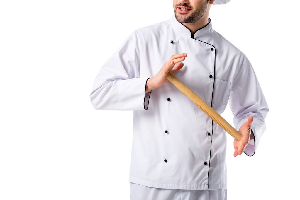 oříznuté shot šéfkuchaře v uniformě s dřevěnou váleček izolované na bílém - Fotografie, Obrázek