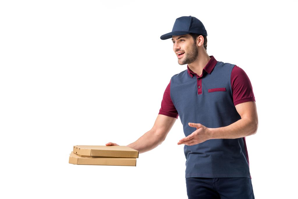 usmívající se muž doručení papírových pizza boxy izolované na bílém - Fotografie, Obrázek