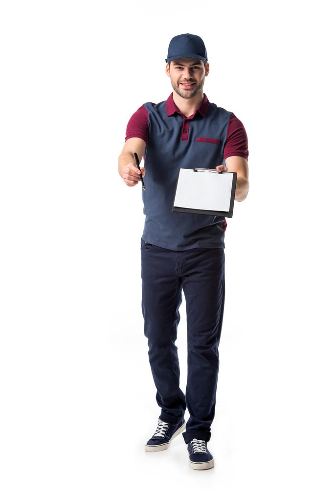homem de entrega sorridente com bloco de notas vazio e caneta isolada em branco
 - Foto, Imagem