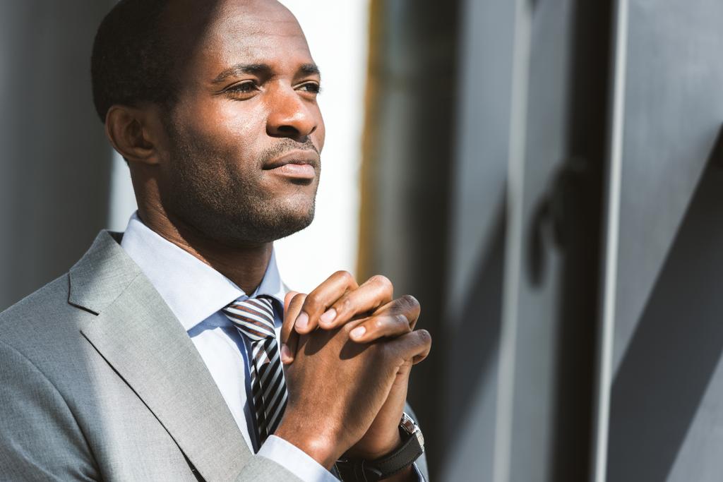 portrait de beau jeune homme d'affaires afro-américain détournant les yeux
 - Photo, image
