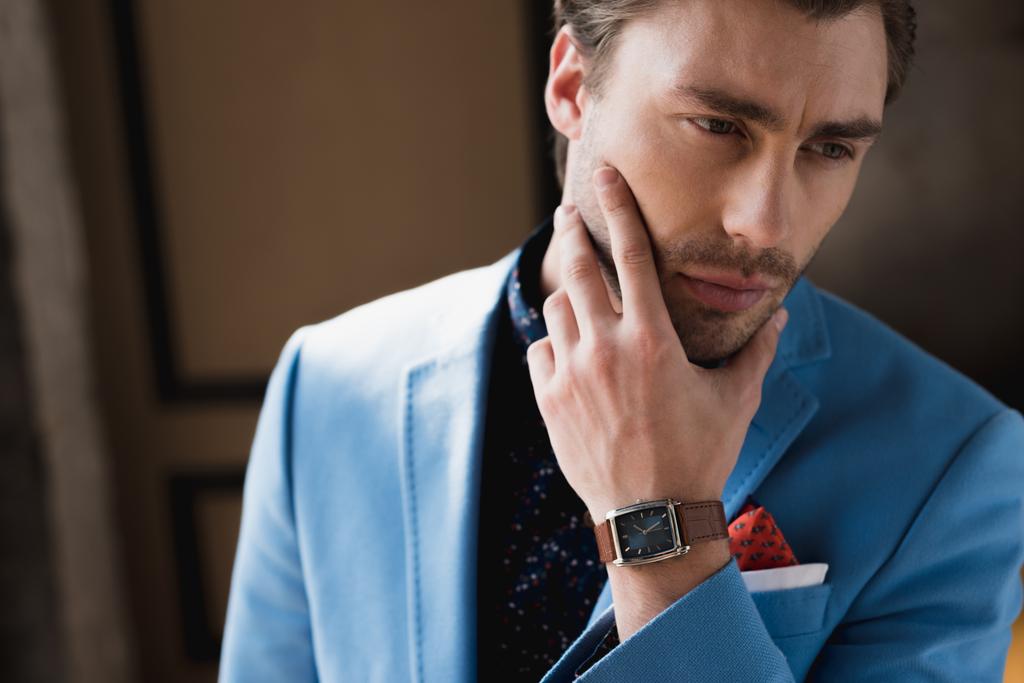 szczegół portret przystojny młody mężczyzna w szykowny garnitur z zegarek na rękę - Zdjęcie, obraz