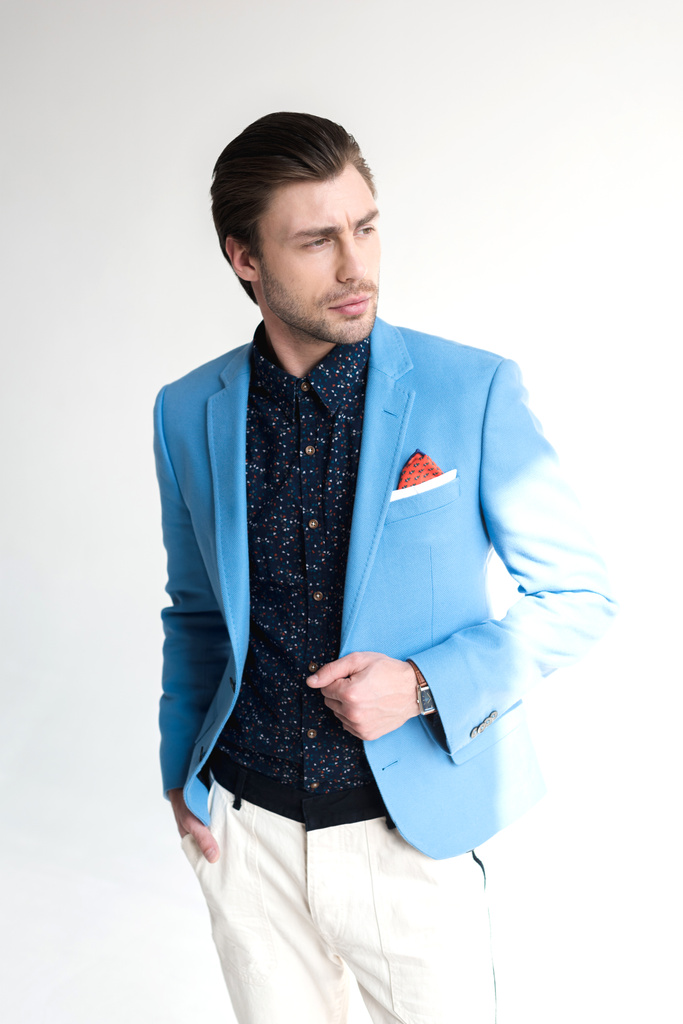 knappe jongeman in stijlvolle blauwe jas op wit - Foto, afbeelding