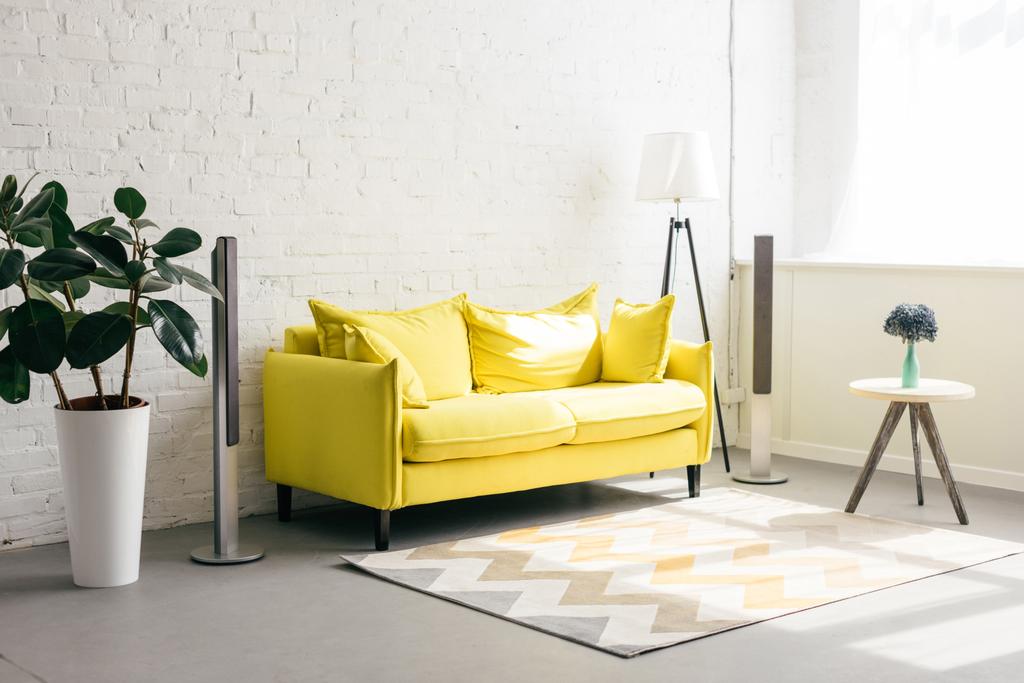 zár megjelöl kilátás sárga kanapé, zöld növény, csokor virág, vázában, a szobában dohányzóasztal - Fotó, kép
