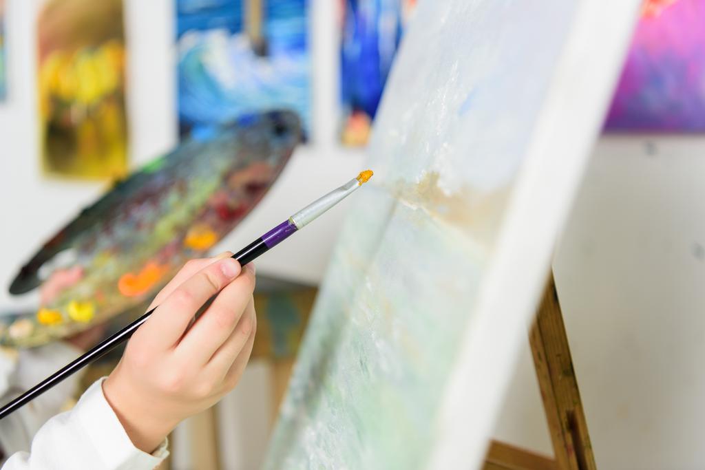 imagen recortada de la pintura infantil sobre lienzo en el taller de la escuela de arte
 - Foto, Imagen