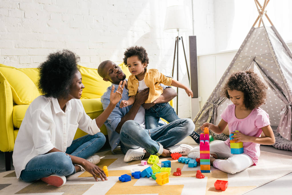 Афро-американської родини витрачати час разом в домашніх умовах - Фото, зображення