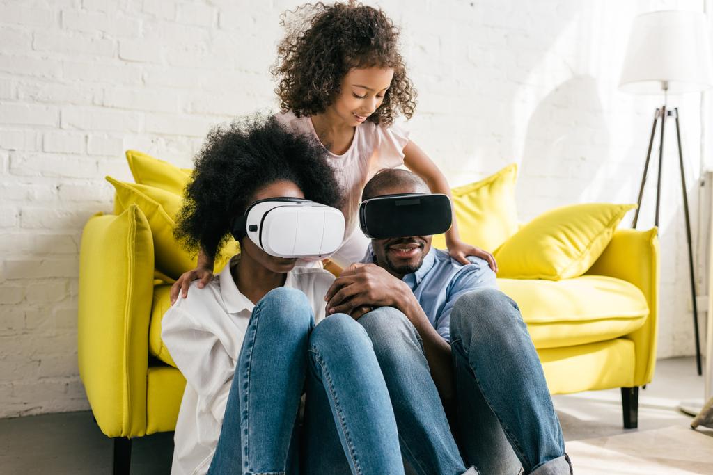 Afroamerikaner im Virtual-Reality-Headset hat Spaß zu Hause - Foto, Bild