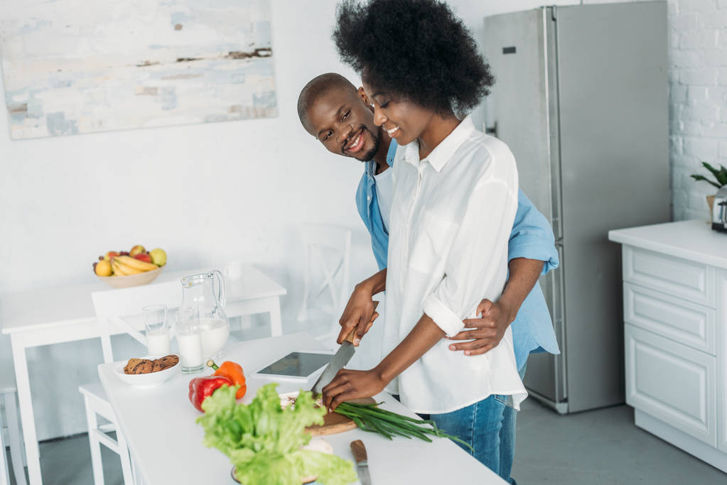 sorrindo Africano americano cozinhar café da manhã juntos na cozinha em casa
 - Foto, Imagem