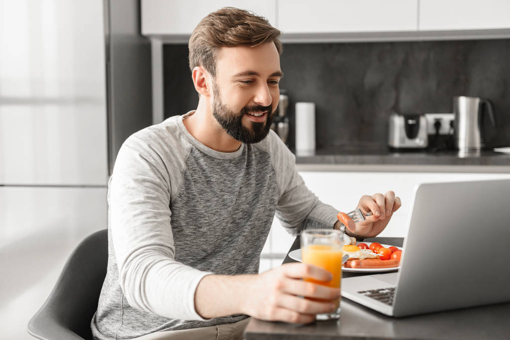Smiling adult man 30s wearing casual clothing eating scrambled e - Photo, Image