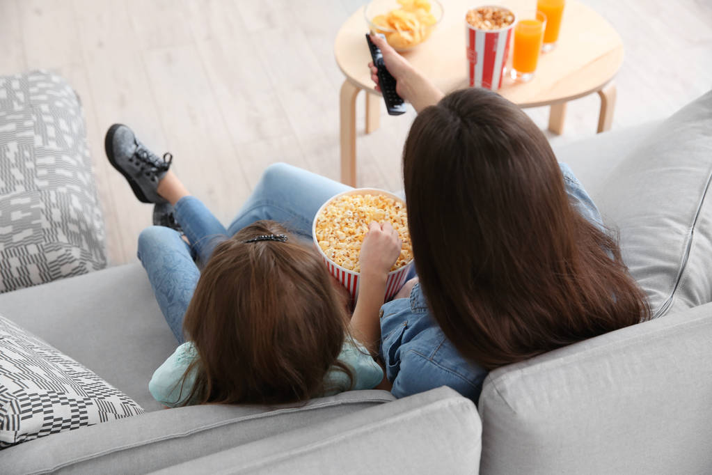 vrouw Tv kijken met dochter  - Foto, afbeelding
