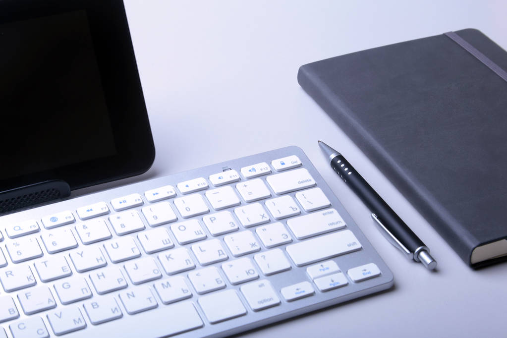 Corporate Business Desktop mit Laptop, digitalem Tablet, Zubehör und Arbeitsgeräten. Selektiver Fokus. - Foto, Bild