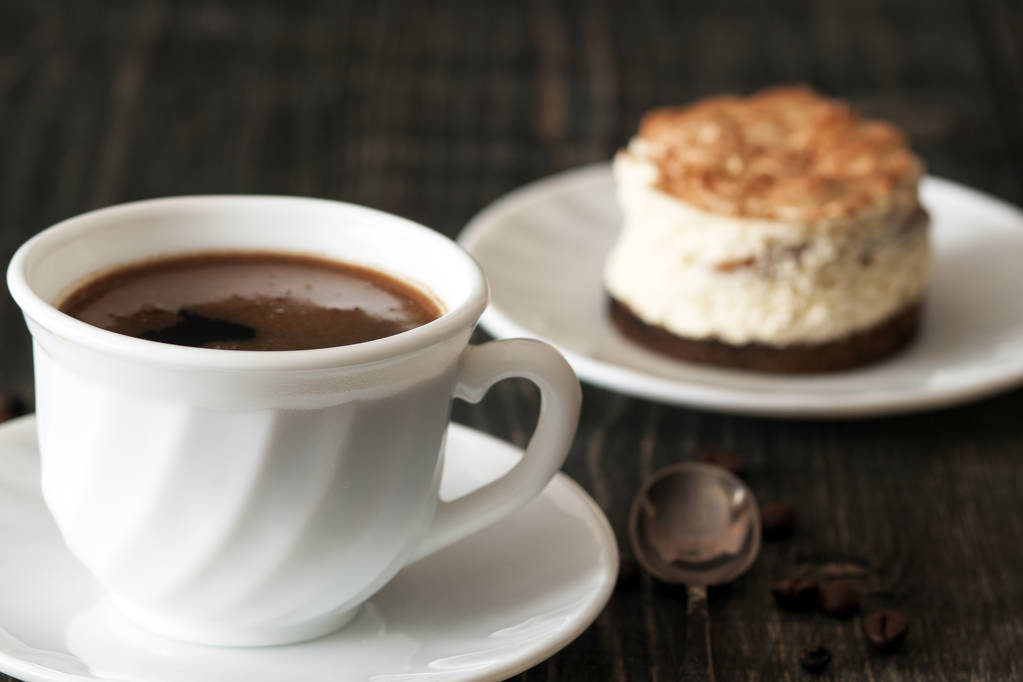 чашка кави і тірамісу
 - Фото, зображення