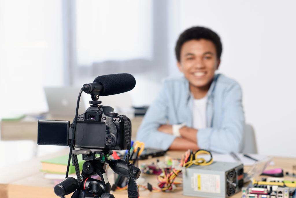 uśmiechający się Afryki amerykański nastolatek fotografowania vlog w domu - Zdjęcie, obraz