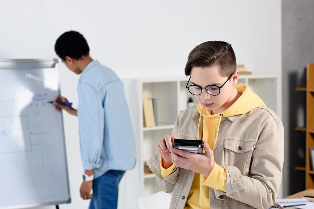 chicos adolescentes multiculturales estudiando y mirando el circuito informático en casa
 - Foto, Imagen