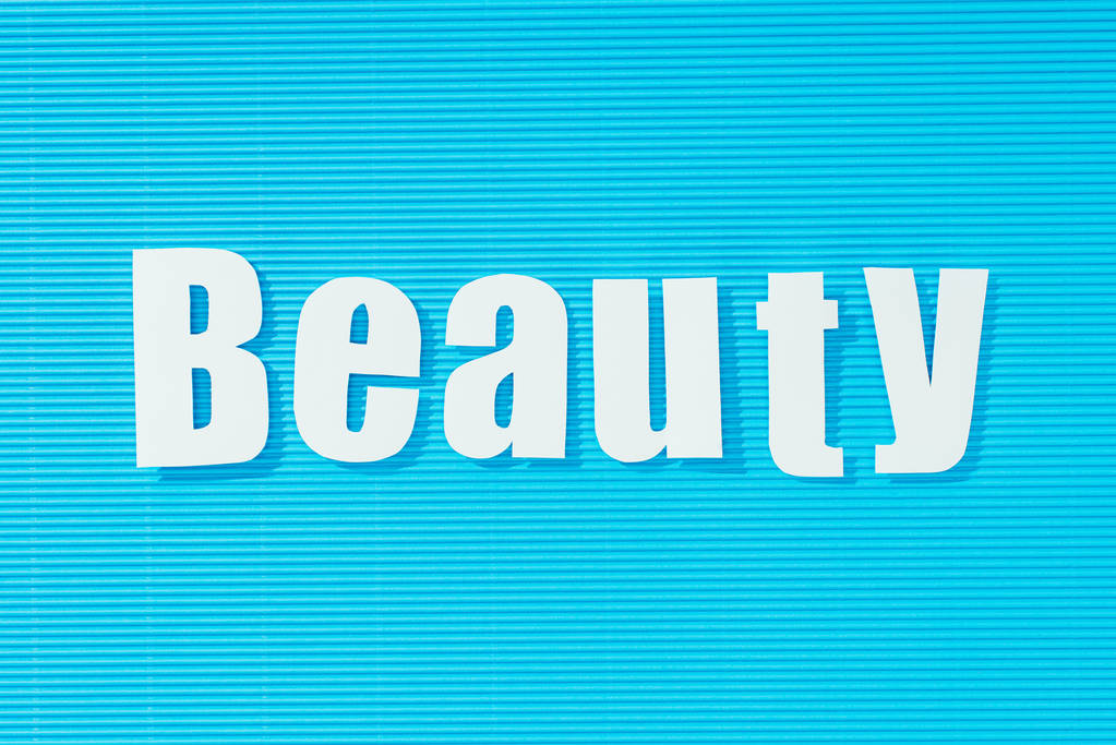 branco palavra beleza no fundo listrado azul brilhante, conceito de beleza
 - Foto, Imagem