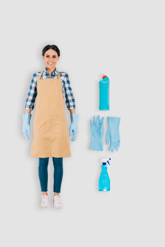 Widok z góry kobiece Cleaner w rękawice ochronne z butelki w aerozolu i płyn do czyszczenia na białym tle - Zdjęcie, obraz