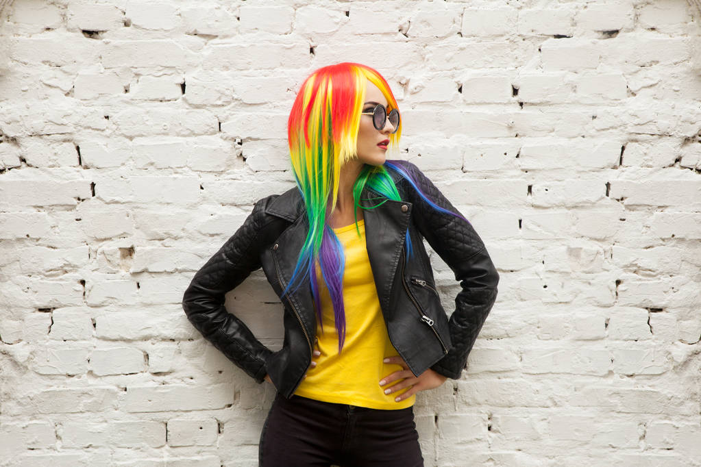 красивая молодая женщина в цветном парике и солнечных очках
 - Фото, изображение