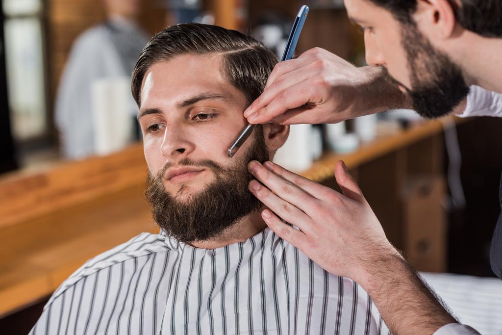 gros plan de barbier rasoir homme avec rasoir droit
 - Photo, image