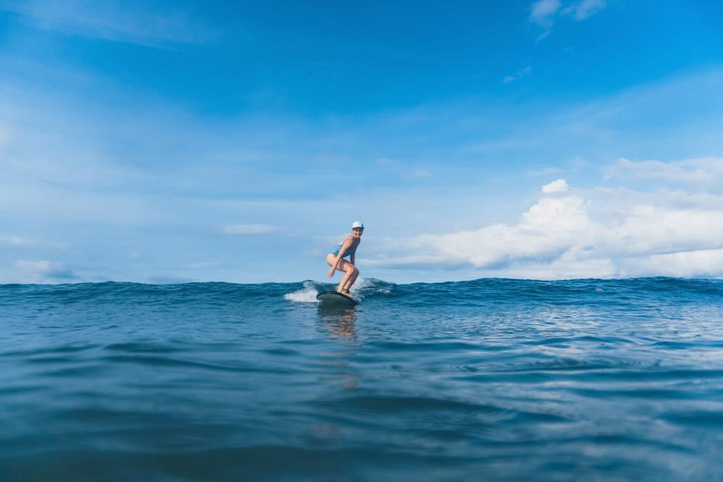 mulher atraente em roupa de banho surf no oceano
 - Foto, Imagem