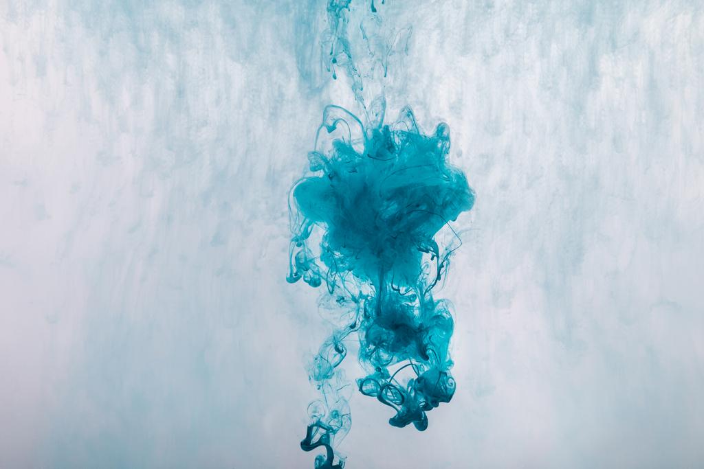 δημιουργικό σχεδιασμό με μπλε μπογιά βουτιά στο νερό - Φωτογραφία, εικόνα