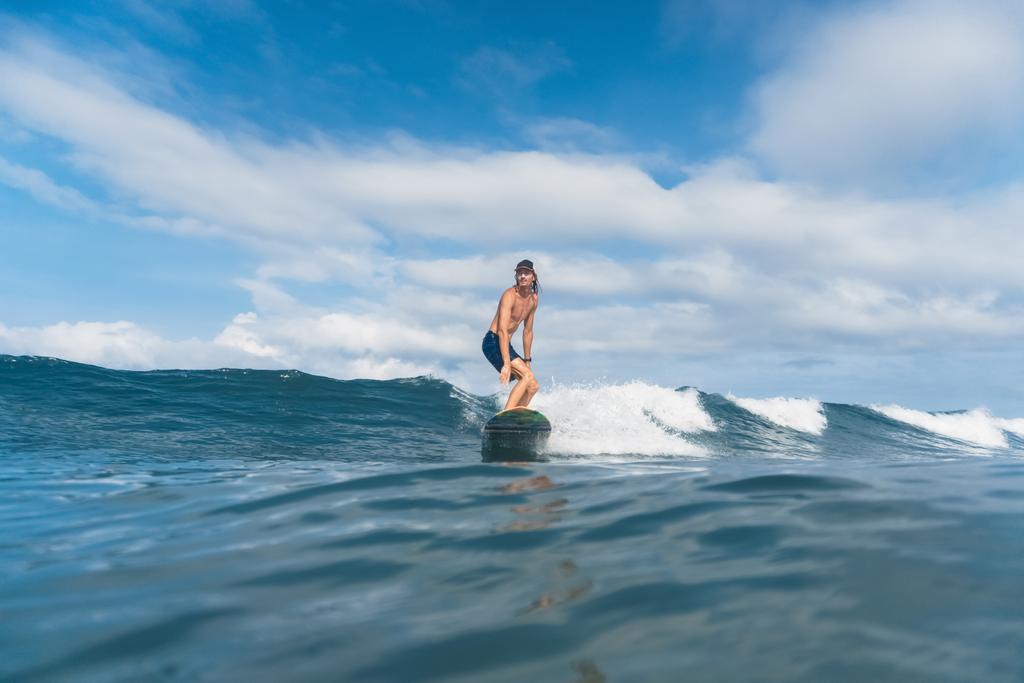 bel homme en short de bain et casquette de surf dans l'océan
 - Photo, image