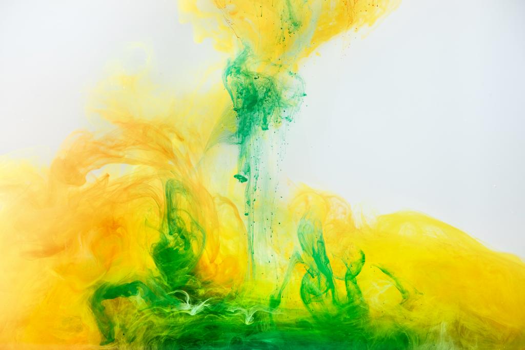 texture abstraite avec de la peinture verte et jaune coulant dans l'eau
 - Photo, image