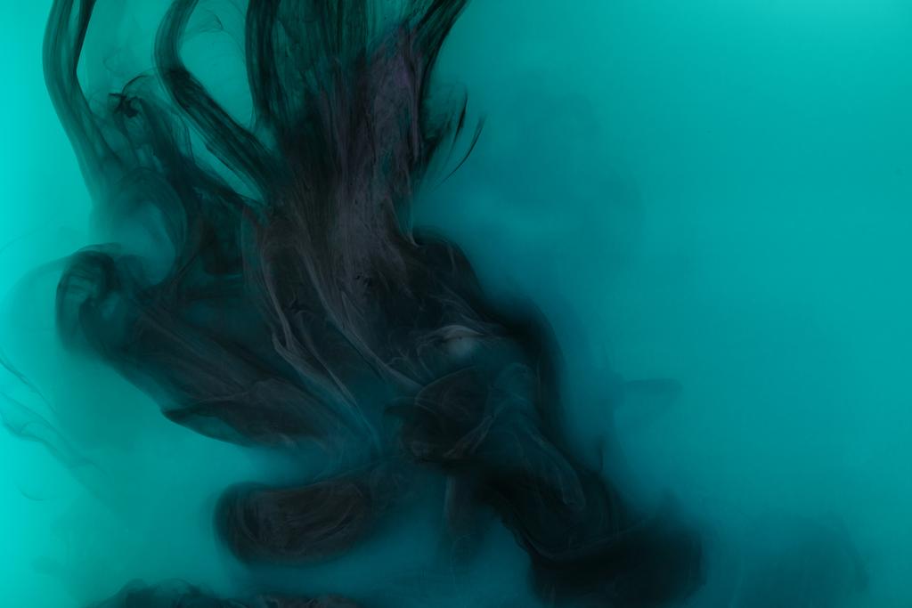 textura abstracta con pintura negra en agua turquesa
 - Foto, Imagen