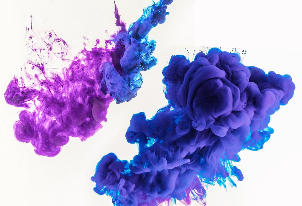 design abstrato com salpicos fumegantes de tinta azul e roxa na água, isolado em branco
 - Foto, Imagem