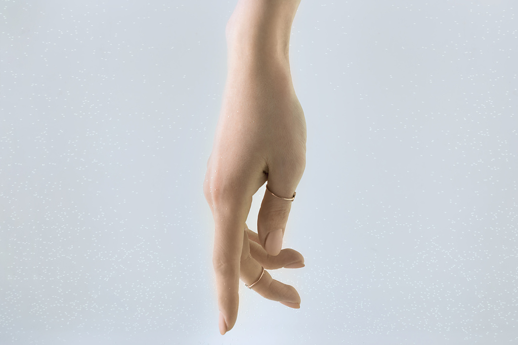 vista cortada da mão feminina com anéis elegantes, isolado em cinza
 - Foto, Imagem