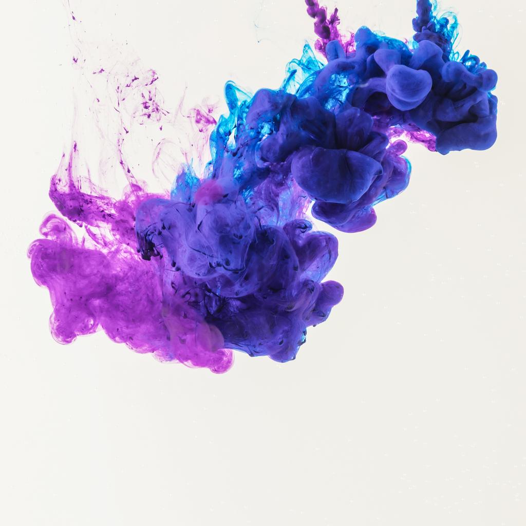 luova muotoilu sininen ja violetti savu, eristetty valkoinen
 - Valokuva, kuva