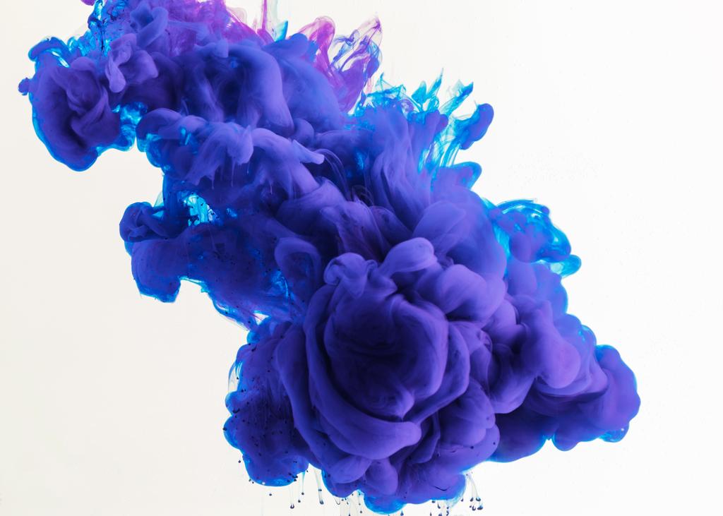 abstraktes Design mit blauem und lila Rauch, isoliert auf weiß - Foto, Bild