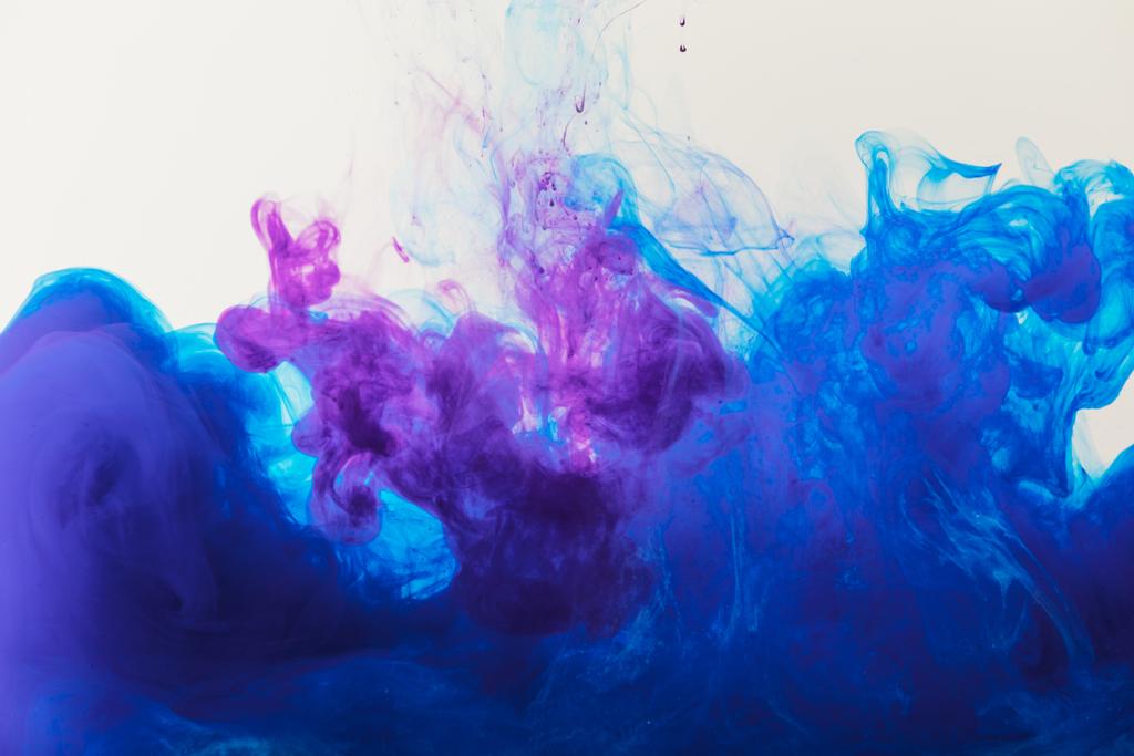 背景に流れる水の青と紫のガッシュ絵の具 ロイヤリティフリー写真 画像素材