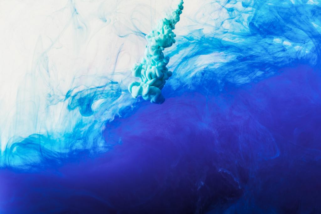 fond abstrait avec peinture bleue et turquoise fluide dans l'eau
 - Photo, image