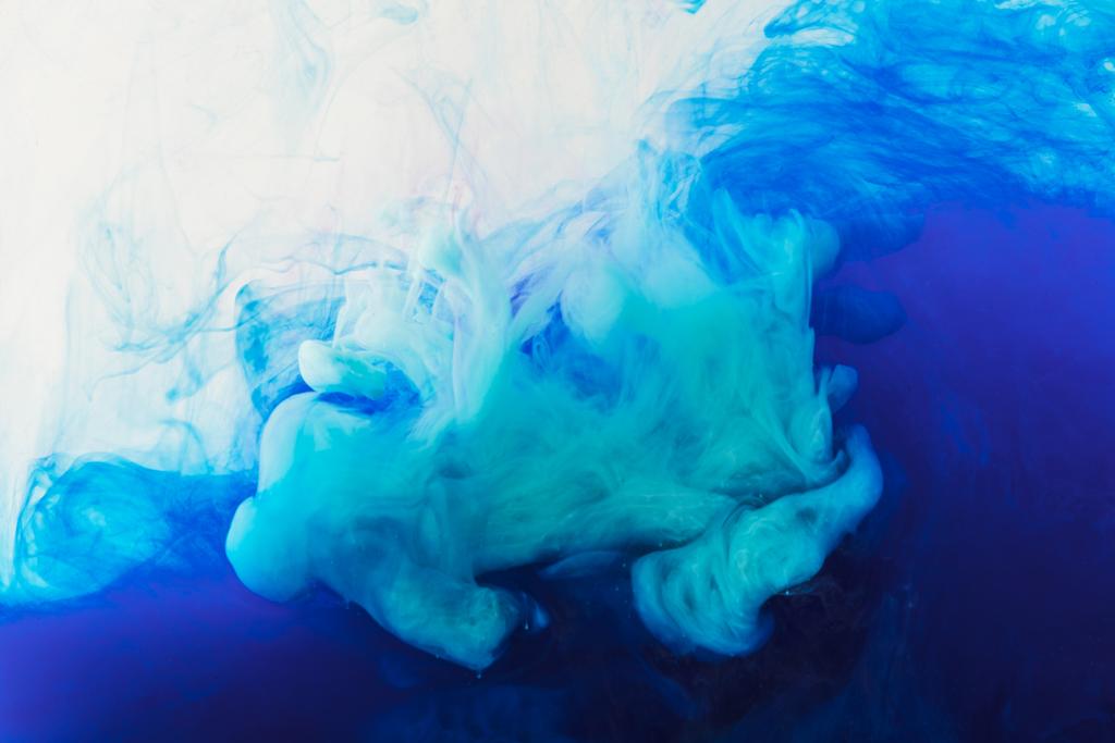 texture abstraite avec peinture fluide bleue et violette dans l'eau
 - Photo, image