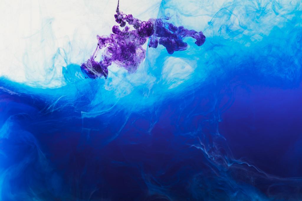 творческий фон с проточной синей и фиолетовой краской в воде
 - Фото, изображение