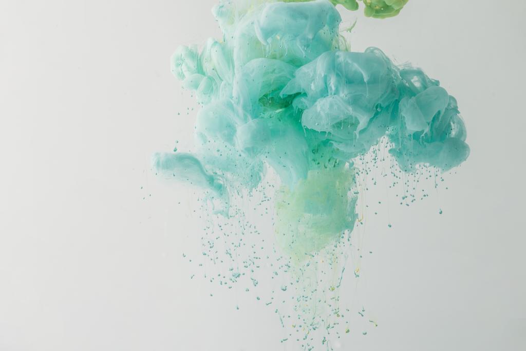fondo abstracto con pintura turquesa fluyendo en agua, aislado en gris
 - Foto, Imagen