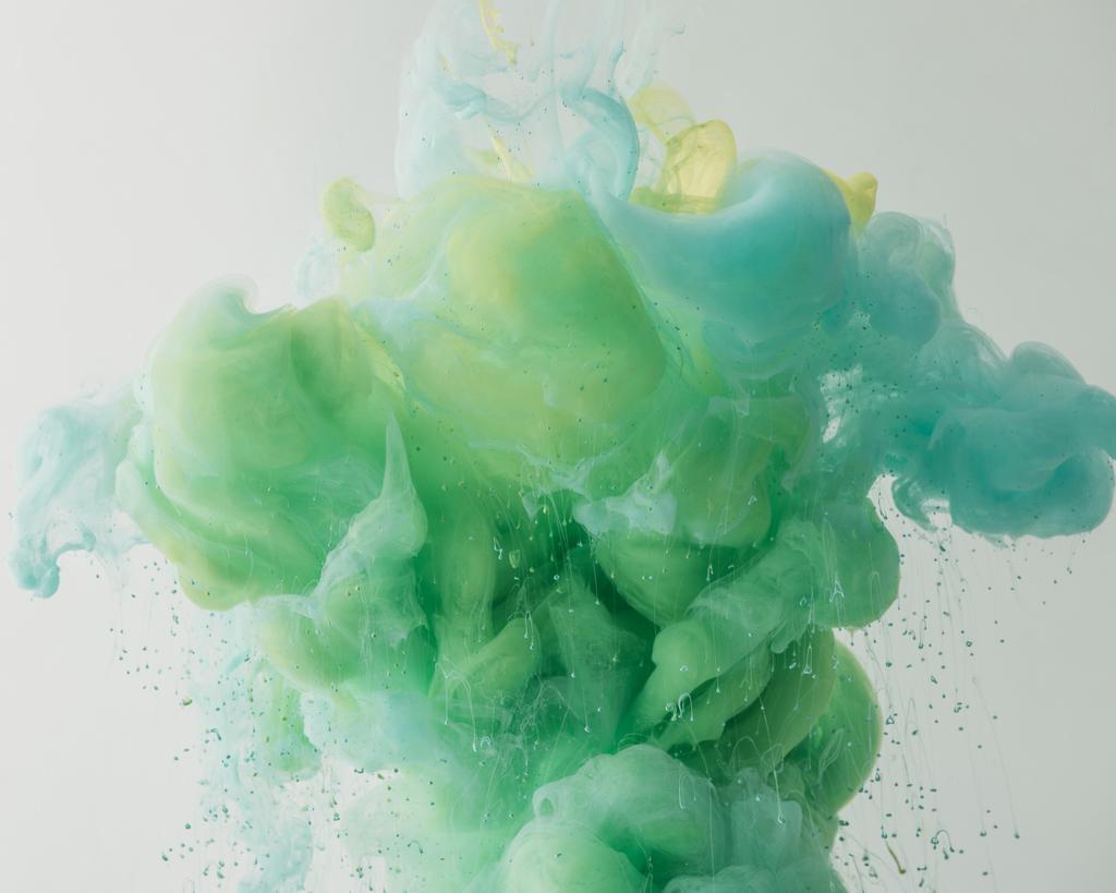 светлый фон со смешиванием бирюзы и зеленой краски в воде, изолированные на сером
 - Фото, изображение