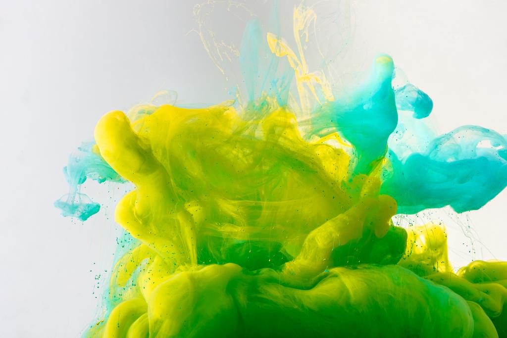 デザイン流れるターコイズ ブルー、イエロー、グリーン グレーに分離された水で塗装 - 写真・画像
