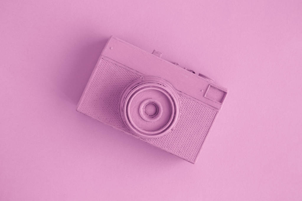 Colocación plana de la película vintage cámara de fotos analógica de color rosa surrealismo concepto artístico
. - Foto, Imagen