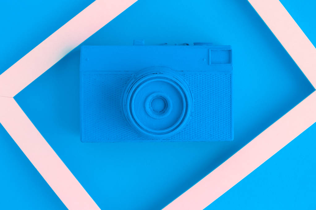 Z płaskim leżał niebieski vintage aparatu i zdjęcie rama tło - Zdjęcie, obraz
