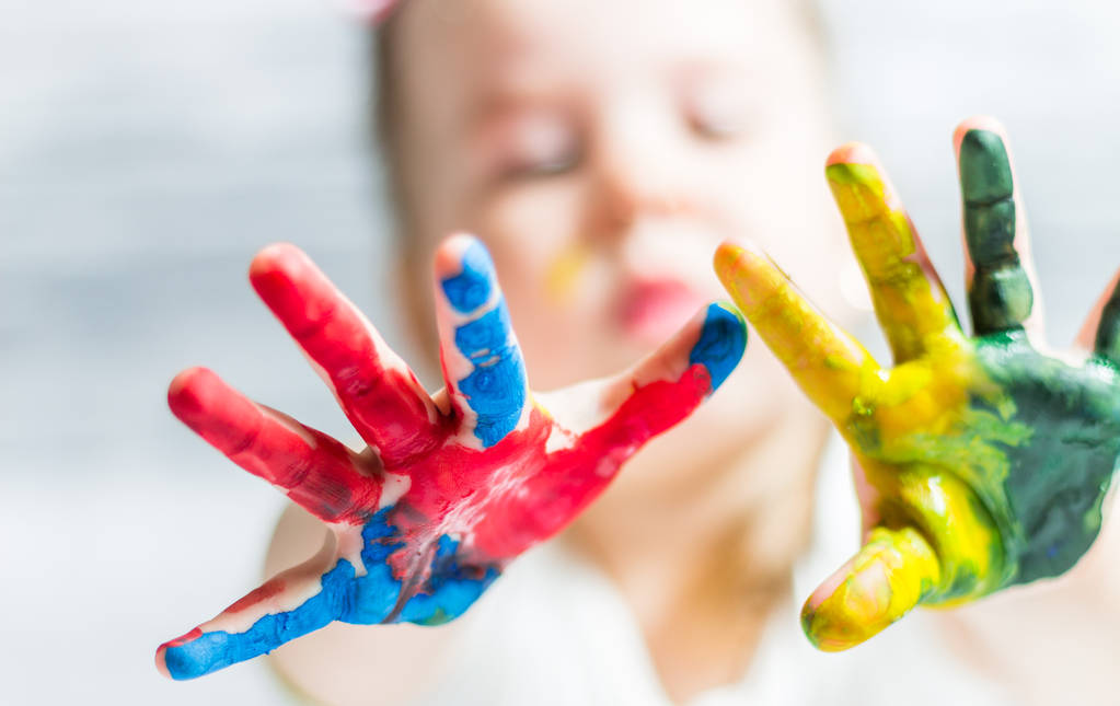 Les mains des enfants en couleurs
 - Photo, image