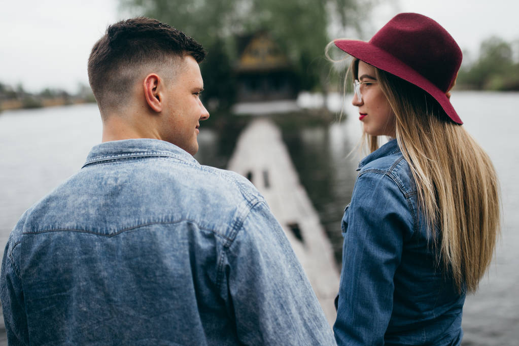 junges Mode-Paar geht draußen spazieren - Foto, Bild
