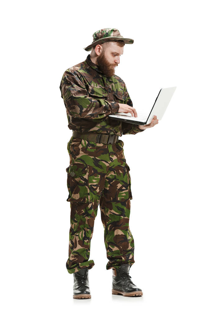 Voják armády kamufláž uniformě izolované na bílém - Fotografie, Obrázek