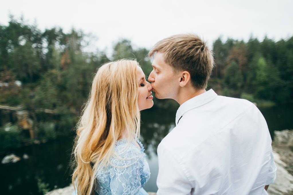 Hermosa pareja joven en verano parque besos
  - Foto, imagen