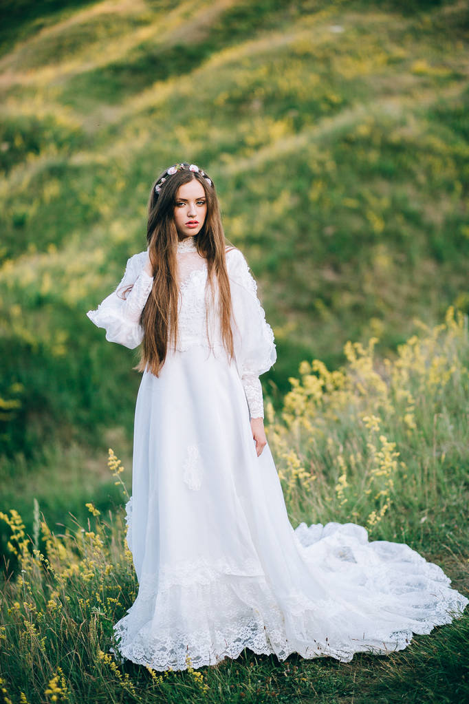 fiatal gyönyörű menyasszony pózol a szabadban - Fotó, kép